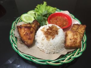 lalapan Ayam Potong  ( fried chicken set )