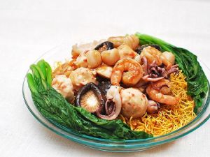 Laad Na Ta-Le (fried Noodle with seafood) + gravy sauce 
