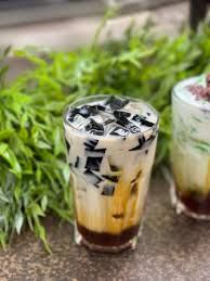 Es Cincau ( plant based jelly cubes ,palm sugar syrup & cream )