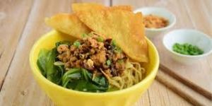 MIE DOBEN TUA (Ayam, 2 pangsit goreng, Keripik)