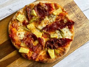 ROMERO - sauce , cheese , ham, pineapple , pepperoni, onion &chili