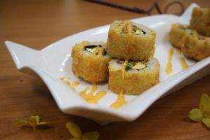 SALMON CHEESE TEMPURA ROLL
