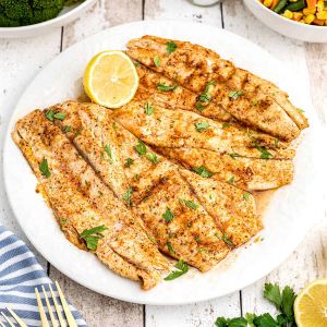 Grilled fish fillet  ( fish filet  with garlic sauce served with salad and chips )烤鱼片，新鲜鱼皮搭配蒜酱，沙拉和薯条）