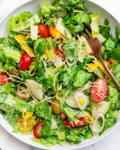 Fresh salad served with special sauce 新鲜沙拉