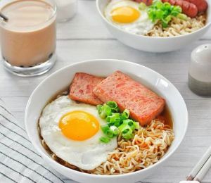 Pork Luncheon Meat with Egg Noodles Soup (JOYFUL)