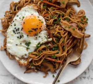 Fried noodles with egg and prawn crackers