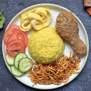 lalapan Ayam potong Nasi Kuning 