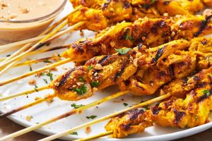 Chicken satays ( 6 pcs of skewers per serve) 炸鸡沙爹6个