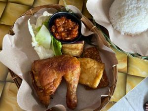 Fried Chicken Farm Lalapan