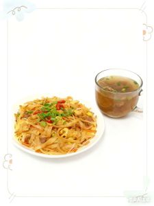 鸡蛋炒面 fried egg noodles