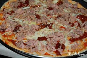 Tuna pizza