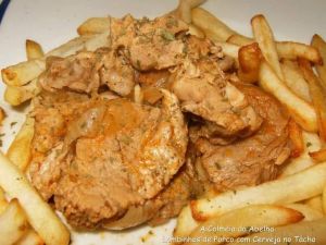 LOMBINHOS DE PORCO (Grilled Pork Loin, served with Green Salad and Chips / Rice)