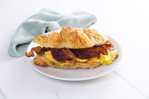 BACON EGG  CROISANT (croissant,egg,bacon,caramel onion,grill chilie,capsicum,cheedar,chesse & chips)