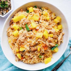 PINEAPPLE FRIED RICE- with chicken & eeg (Dili club)