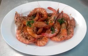 Camarao frito ( garlic pawns served with lime, green salad and chips/ rice )