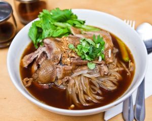 32. Kuay-Tiew Moo/kai/Nua (Noodle soup with pork/chicken and beef)