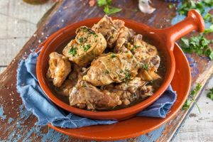 Frango na Púcara & Batatas  Salteadas "Wednesday 19th April"