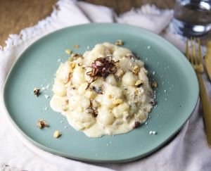 Gnocchi Gorgonzola (gnocchi with gorgonzola sauce)