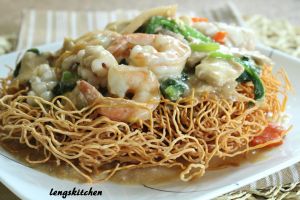 35. Laad Na Ta - Le (fried noodle with seafoods top up with gravy sauce)