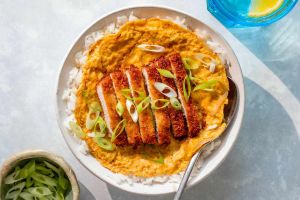 KHICKEN KATSU DON (rice,chicken breats,egg,onion & katsu don sauce)