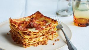 Lasagne Bolognese (Bolognese sauce, white sauce, mozzarella, parmesan and ham)