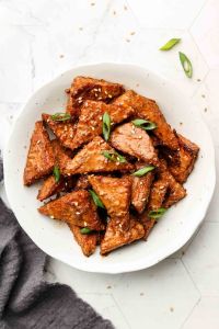 Tempeh de Vinha de D'alhos,  Batatas Assadas & Brócolos ao  vapor "Thursday 20th April"