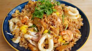 hot & spicy seafood fried rice 叁把海鲜炒饭