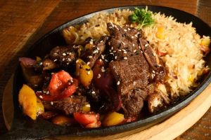 Sizzling ribs and Rice铁板排骨和米饭