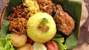 Nasi  kuning ( fired chicken + fried noodles with coconut rice)