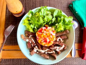 Beef Salad (Slicedbeef, lettuce, capsicum, cucumber, onion, olive, tomato and feta)