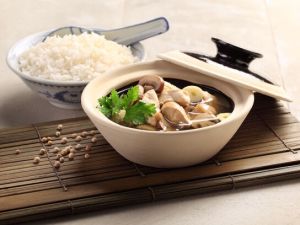 Garlic chicken in claypot