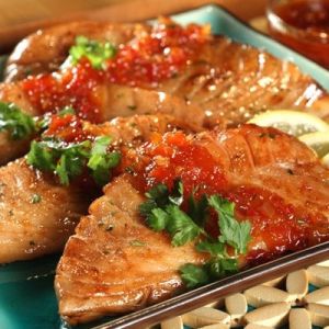 Chili fish fillet( fillet of fish cooked in a sweet chili sauce with rice ) 辣椒鱼片， 甜辣椒酱煮鱼片和米饭