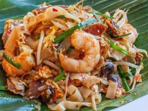 Fried Koay teow prawn ( home mdae koay teow fried with prawn ) 炒粿条