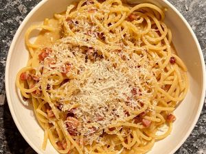 Spaghetti carbonara/ marinara 干酪沙司， 杂菜意大利面